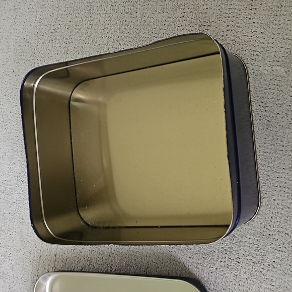 Polar Bear Cookie Tin - Picture 4 of 4